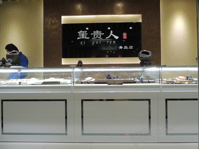 珠宝展示柜，玻璃45度对角的效果