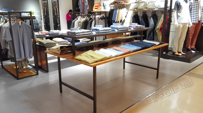 服装展柜，古铜金属质感