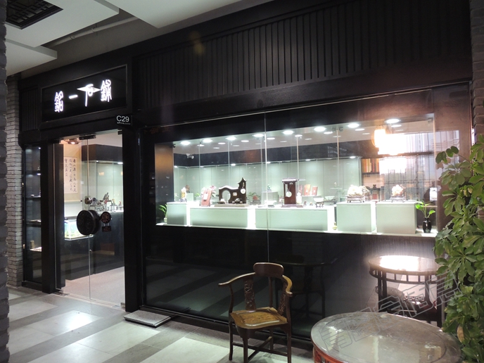 暗色调珠宝展柜
