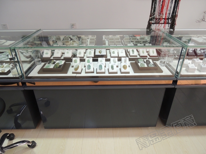 珠宝店，墙面的点缀也很重要